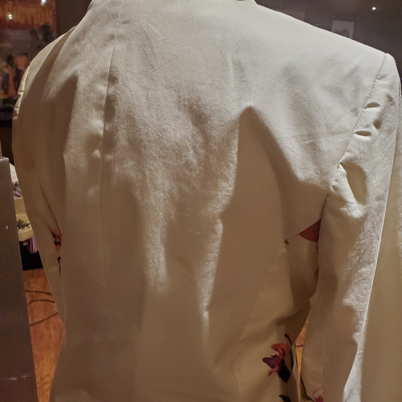 🌴 **SALE**BOGO**  Beautiful floral 🌹💐 blazer - Picture 5 of 5